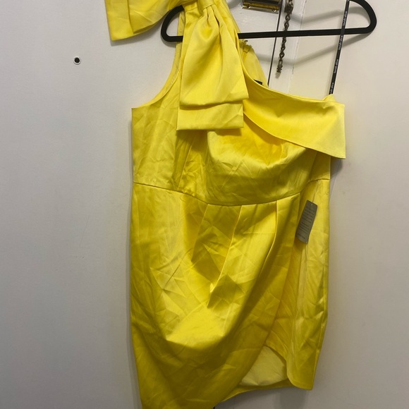 Gorgeous Yellow dress in new condition - Picture 5 of 6